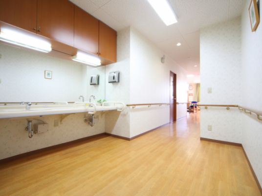 明るい廊下と洗面台