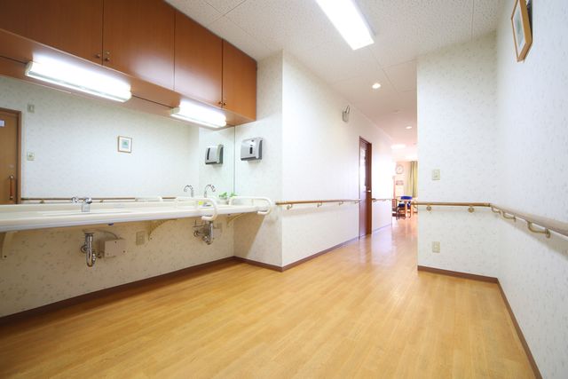 明るい廊下と洗面台