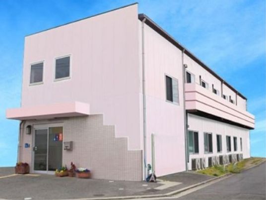 ピンクの外壁の建物
