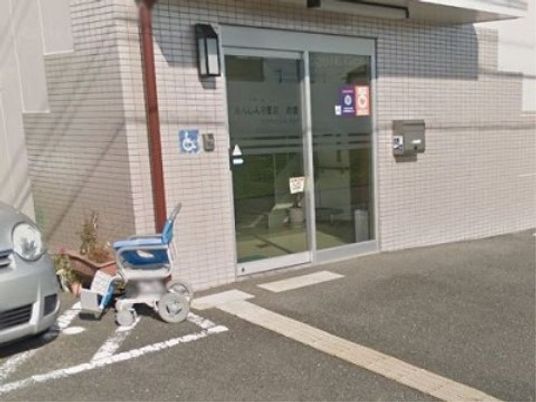 エントランスと車いす