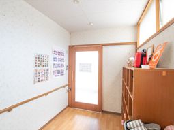 明るい廊下の一角