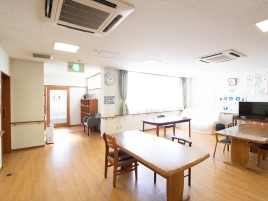 共有スペースの明るい居室
