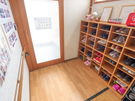 整理された靴ラックの玄関