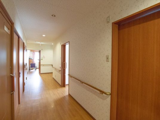 広々とした明るい廊下