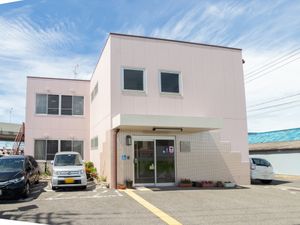 ピンクの建物正面入口