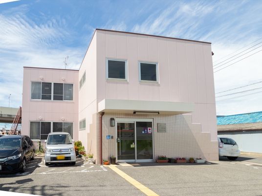 ピンクの建物正面入口