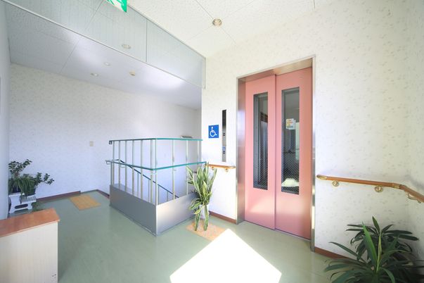 明るい階段の廊下