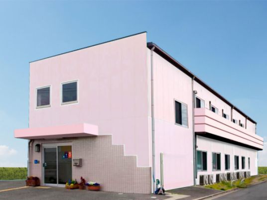 ピンク色の建物外観
