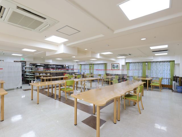 明るい食堂の様子 共有スペース 清潔感のあふれる食堂で、ゆとりを感じる空間です。明るく開放的な窓が特長です。