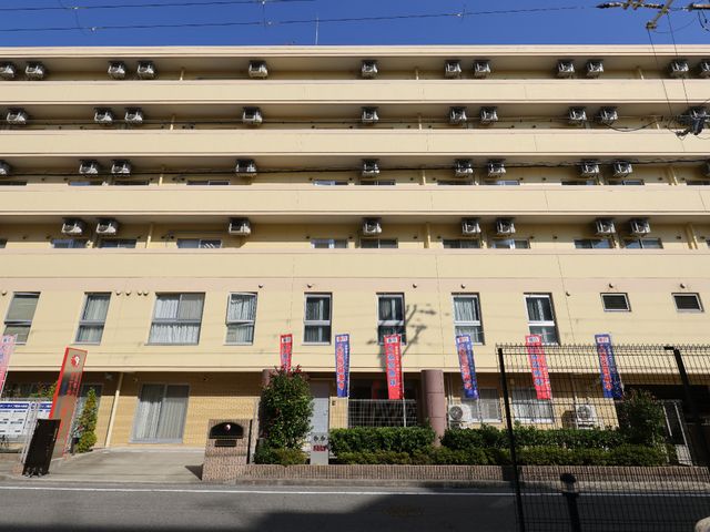 多階層の建物外観 外観 落ち着いた色合いの多層建築で、日当たりが良さそうです。清潔感のある入り口が迎えてくれます。