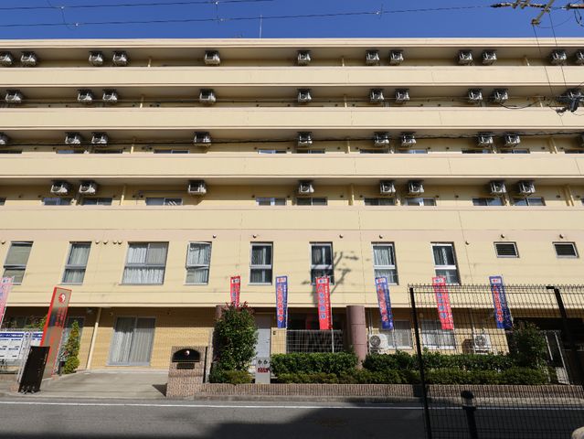 多階層の建物外観 外観 落ち着いた色合いの多層建築で、日当たりが良さそうです。清潔感のある入り口が迎えてくれます。
