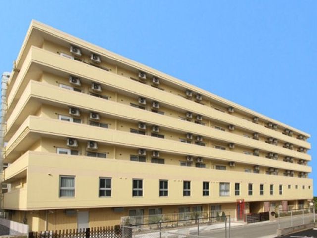 黄色い建物の外観 外観 広々とした建物は天気の良い場所に位置しており、明るい印象を与えています。心地よい環境でのお仕事をご検討ください。