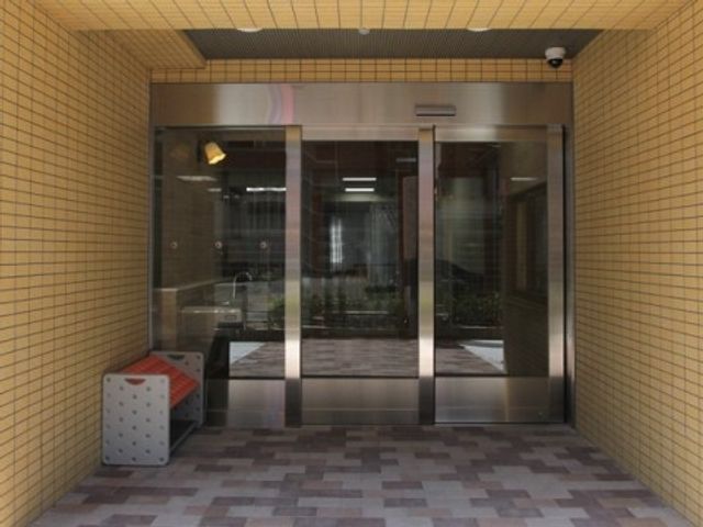 エントランスのオートドア エントランス 広々とした入り口は自動ドアで、訪れる方々の快適な出入りをサポートしています。