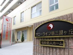 明るいエントランスの入り口