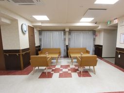 待合室の椅子とテーブル
