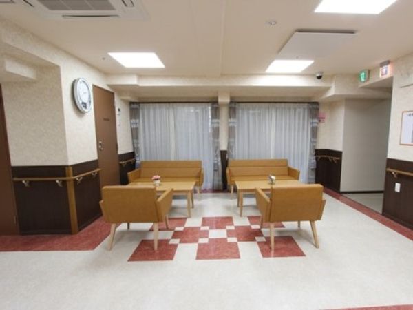 待合室の椅子とテーブル