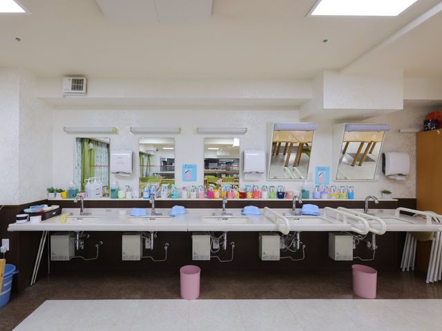 清潔な洗面台エリア 洗面台 整頓された洗面スペースが確保され、衛生環境もしっかりと整っています。