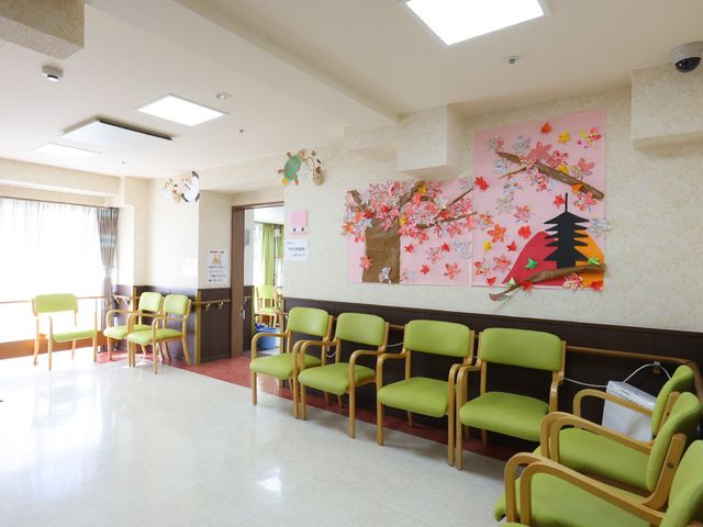 明るい待合室の風景 廊下 季節感のあふれる装飾が施された、ゆったりとした待合スペースです。