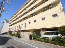 黄色い建物の外観