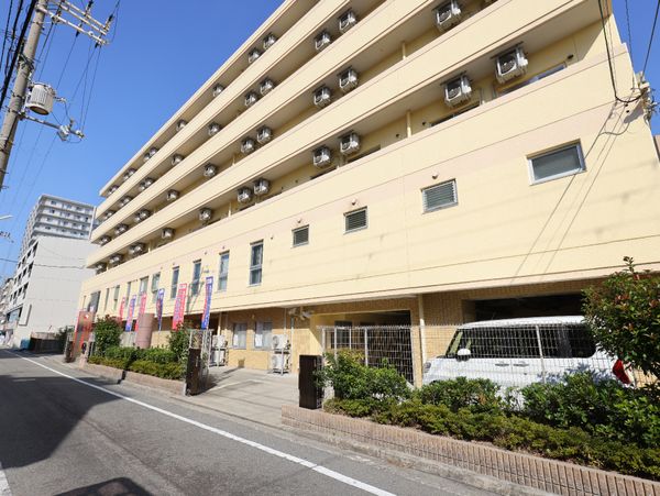 黄色い建物の外観