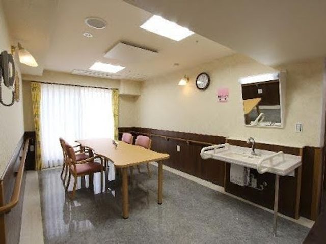明るい食事スペース 食堂   窓から自然光が入る明るい食事スペースです。テーブルと椅子がゆったり配置され、洗面台も備えています。