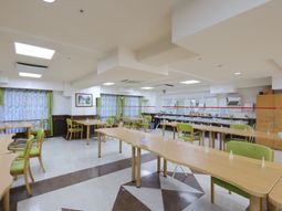 明るい食堂の様子