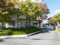 緑あふれる建物外観