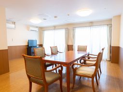 共用リビングの明るい空間