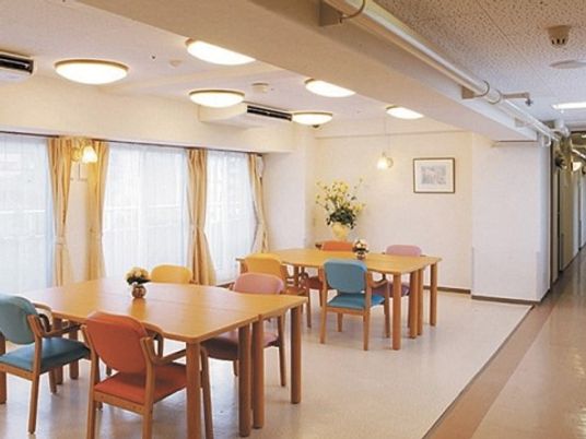光あふれる清潔な食堂
