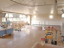 訓練用の機器が整った室内