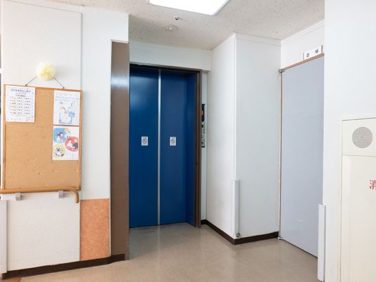 清潔な施設のエレベーター