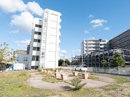 高層ビルと青空