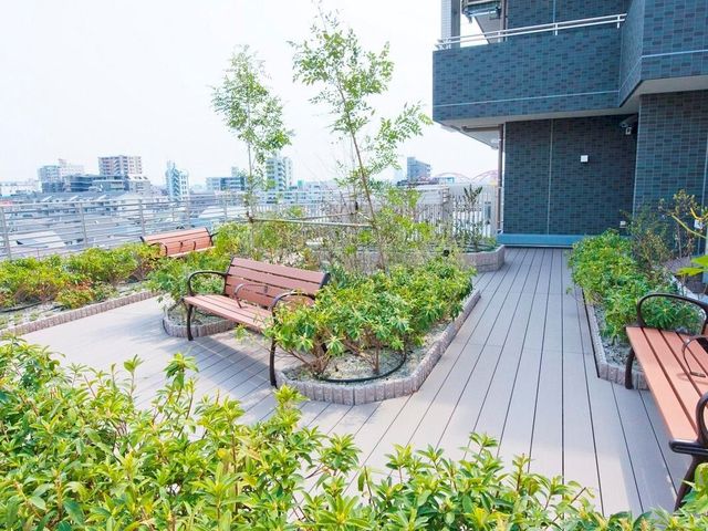 緑豊かな屋上庭園 テラス 都会の中の緑あふれる憩いの空間です。屋上で新鮮な空気を感じながら、日々のリフレッシュが可能です。
