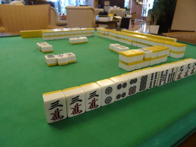 雀卓と椅子の多目的室 麻雀 居心地の良い多目的室で、入居者同士の麻雀を楽しむ風景です。交流を深められる場が提供されています。