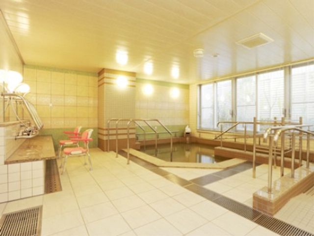 温かみのある清潔な浴室 大浴室 広々とした安全に配慮されたバリアフリーの浴室です。手すりが整備され、安心してご利用いただける環境が整っています。