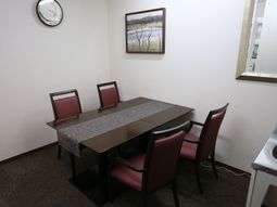 食卓とイスがある部屋