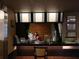 フロントデスクとスタッフ