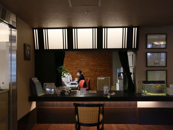 フロントデスクとスタッフ
