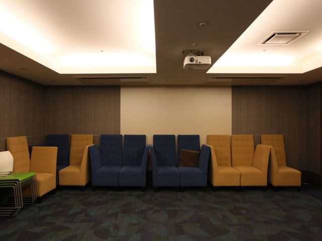 落ち着いた休憩室の様子 シアター ゆったりとしたソファが配置された休憩室です。複数の色を用いた居心地の良い空間で、のんびりと過ごせます。