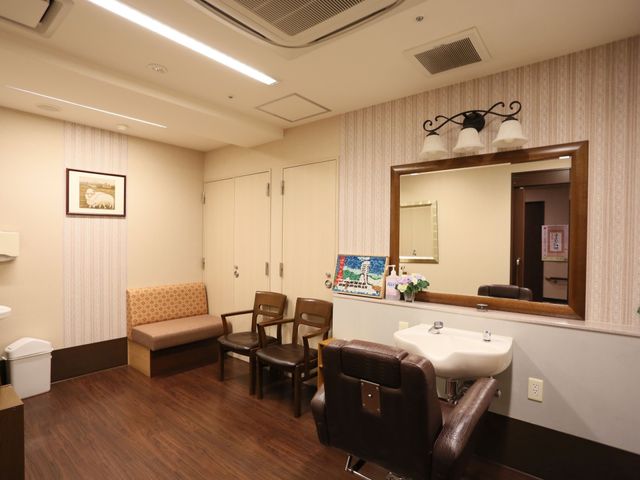 洗練された洗面台 洗髪 余裕を持った洗面スペースが特徴の洗面台です。清潔感があり、落ち着いた色合いで使いやすく設計されています。