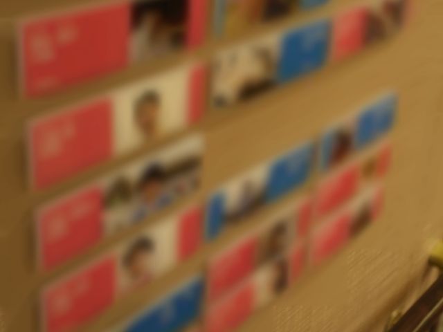 壁に掲示された人物パネル 名簿 色分けされたバラエティに富んだパネルが壁に展示されており、施設の温かみを感じさせる工夫がされています。