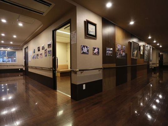 廊下に飾られた写真と絵