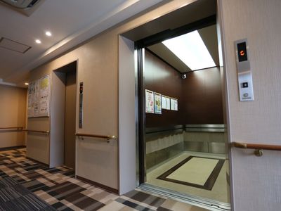 広々としたエレベーター室内