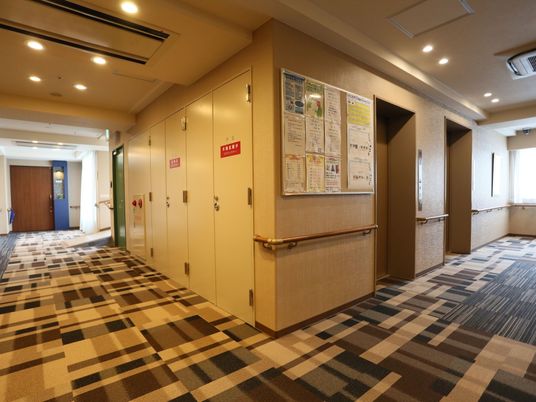 廊下に掲示物と多機能トイレ