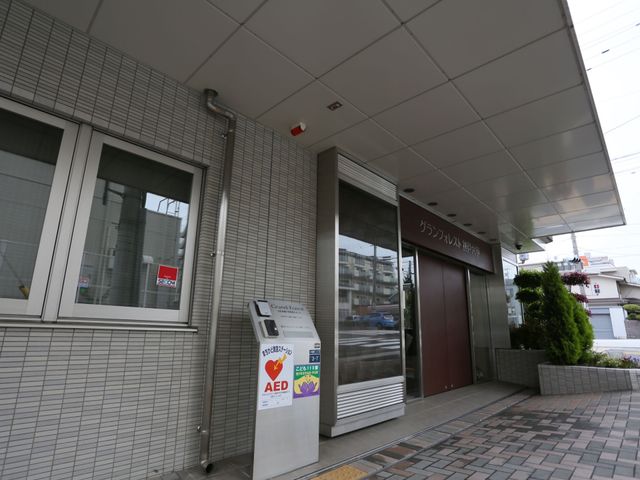 エントランスの外観 外観 エントランスにはAEDが備え付けられ、安全性への配慮が見受けられます。快適な職場環境をお求めの方には適した場所です。