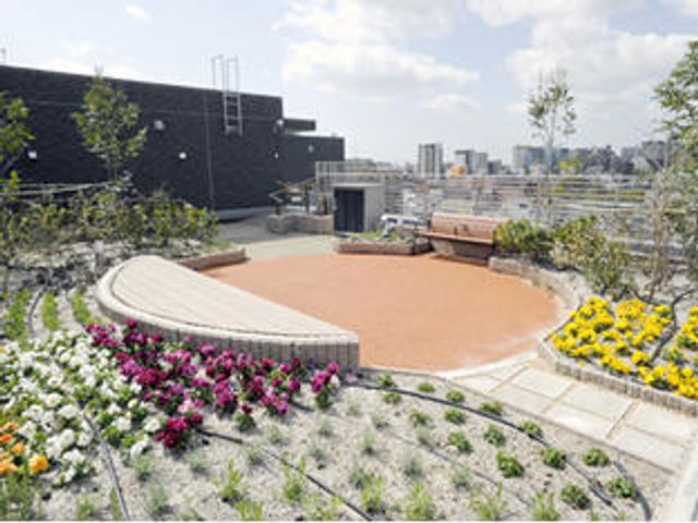 屋上庭園と花壇 屋上テラス 植物に囲まれた屋上の憩いのスペースで、ゆっくりとした時間を過ごすことができます。新しい職場として明るい環境をお求めの方には最適です。