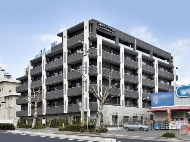 現代的な多階層建築 外観 落ち着いた色合いの外観が印象的な建築。通りから直にアクセスできる立地で、利便性を感じさせます。