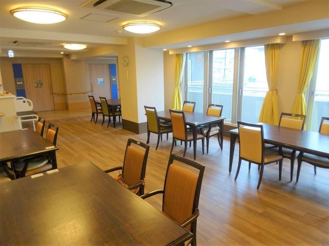 広々とした食堂空間 食堂 ゆとりある食堂では明るい窓から日差しが差し込み、居心地の良い食事時間を提供しています。