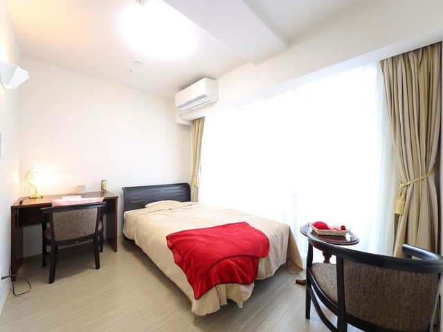 居心地の良い居室空間 居室3 広々として清潔感のある部屋で、ゆったりとした時間をお過ごしいただける設計です。大きな窓からは光が差し込み、明るい雰囲気を演出しています。
