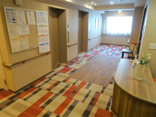 廊下の明るい風景